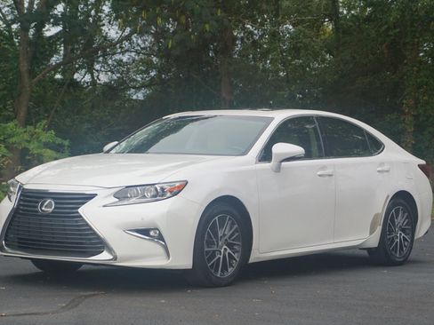 Used 2017 Lexus ES 350 w/ Luxury Package FWD image 1