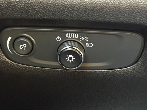 Used 2022 Chevrolet Traverse LS FWD image 22