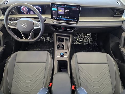 New 2025 Volkswagen Tiguan SE image 18