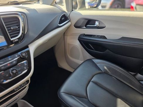 Used 2023 Chrysler Pacifica Touring-L image 35