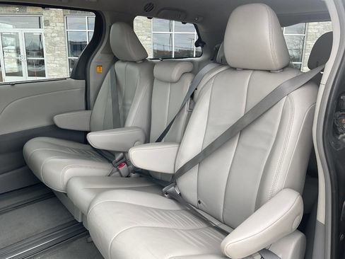 Used 2012 Toyota Sienna XLE image 28