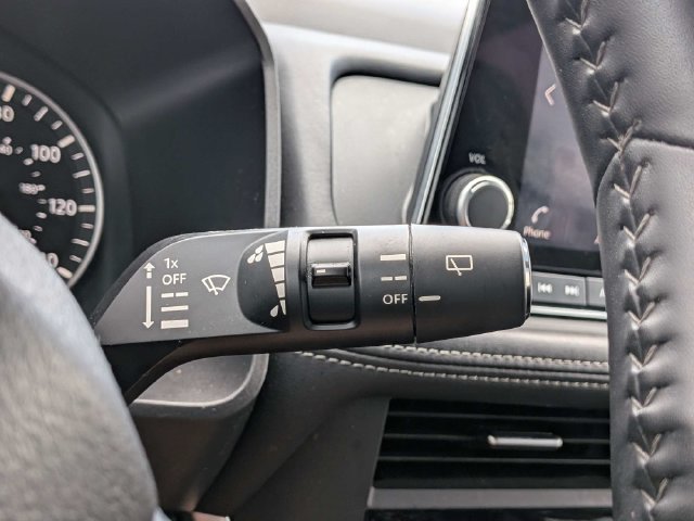 Used 2025 Nissan Rogue SV FWD image 27