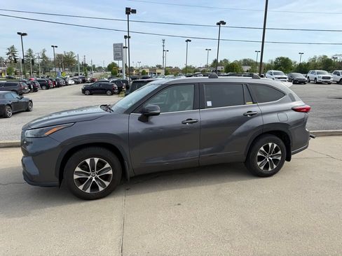 Used 2022 Toyota Highlander XLE AWD/4WD image 9