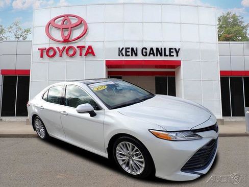Certified 2019 Toyota Camry XLE image 1