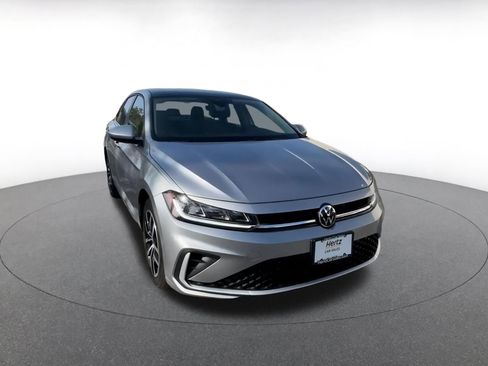 Used 2025 Volkswagen Jetta SE image 3