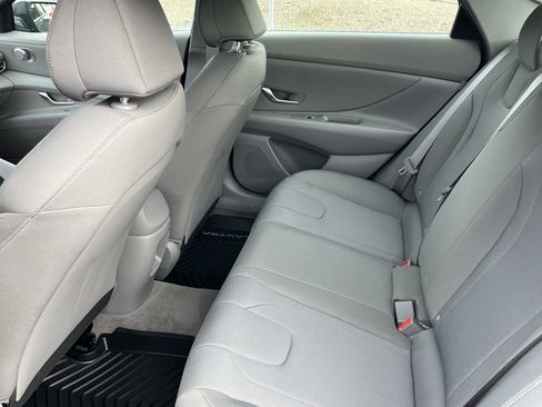 Certified 2025 Hyundai Elantra SE image 13