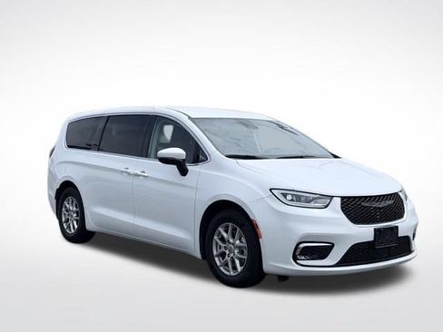 Certified 2023 Chrysler Pacifica Touring-L FWD image 5