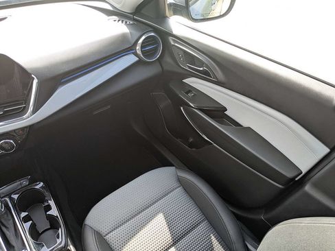 Used 2025 Chevrolet Trax LT FWD image 17