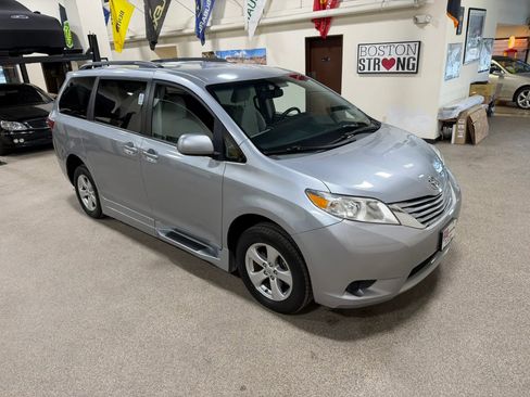 Used 2015 Toyota Sienna LE image 6