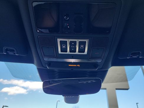 Used 2025 Land Rover Discovery Dynamic SE image 31