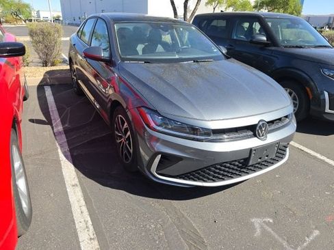 Used 2025 Volkswagen Jetta SE FWD image 4