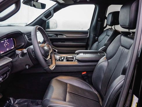 Certified 2024 Jeep Wagoneer L Series II w/ Flexible Seating Group image 18