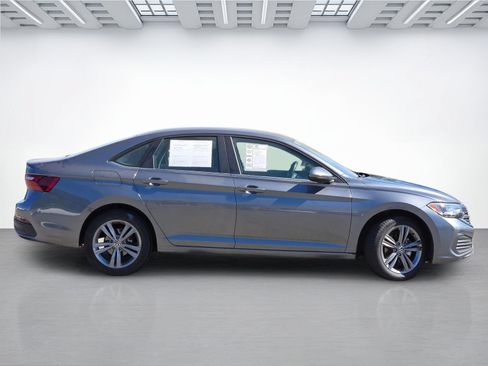 Used 2024 Volkswagen Jetta SE FWD image 4