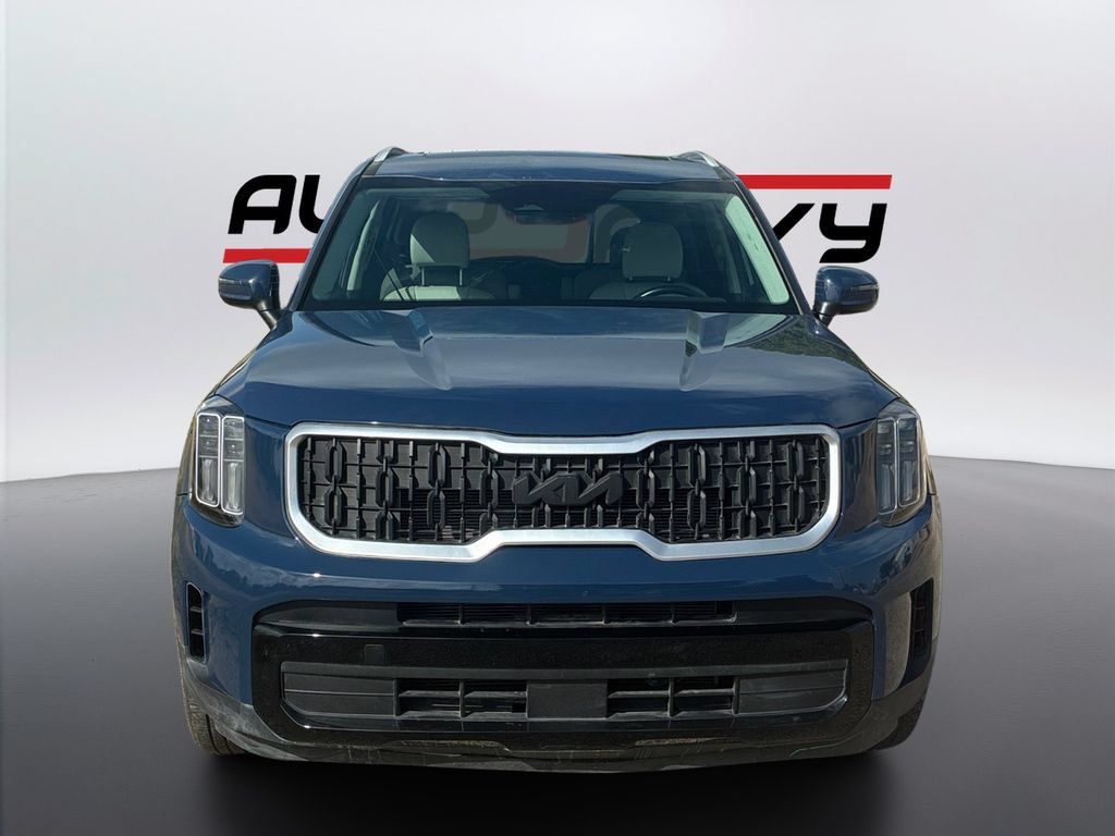 Used 2023 Kia Telluride EX w/ EX Captain's Chair Package FWD image 2