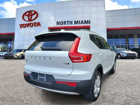 Used 2022 Volvo XC40 T5 Momentum image 4