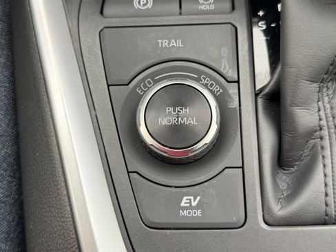 Certified 2025 Toyota RAV4 XLE AWD/4WD image 32