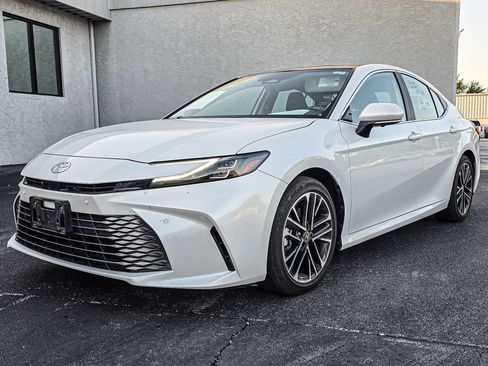 Used 2025 Toyota Camry XLE w/ Premium Plus Package FWD image 3