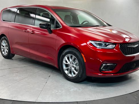 Used 2026 Chrysler Pacifica Limited image 7