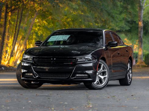 Used 2017 Dodge Charger SXT w/ Plus Group RWD image 2