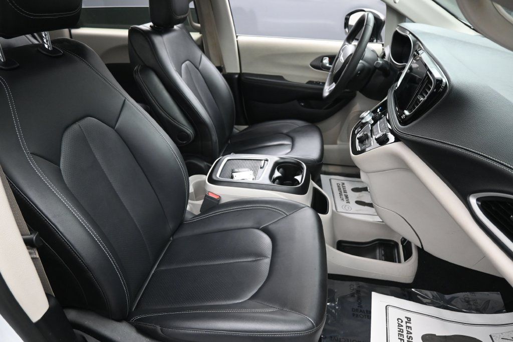 Used 2024 Chrysler Pacifica Limited FWD image 33
