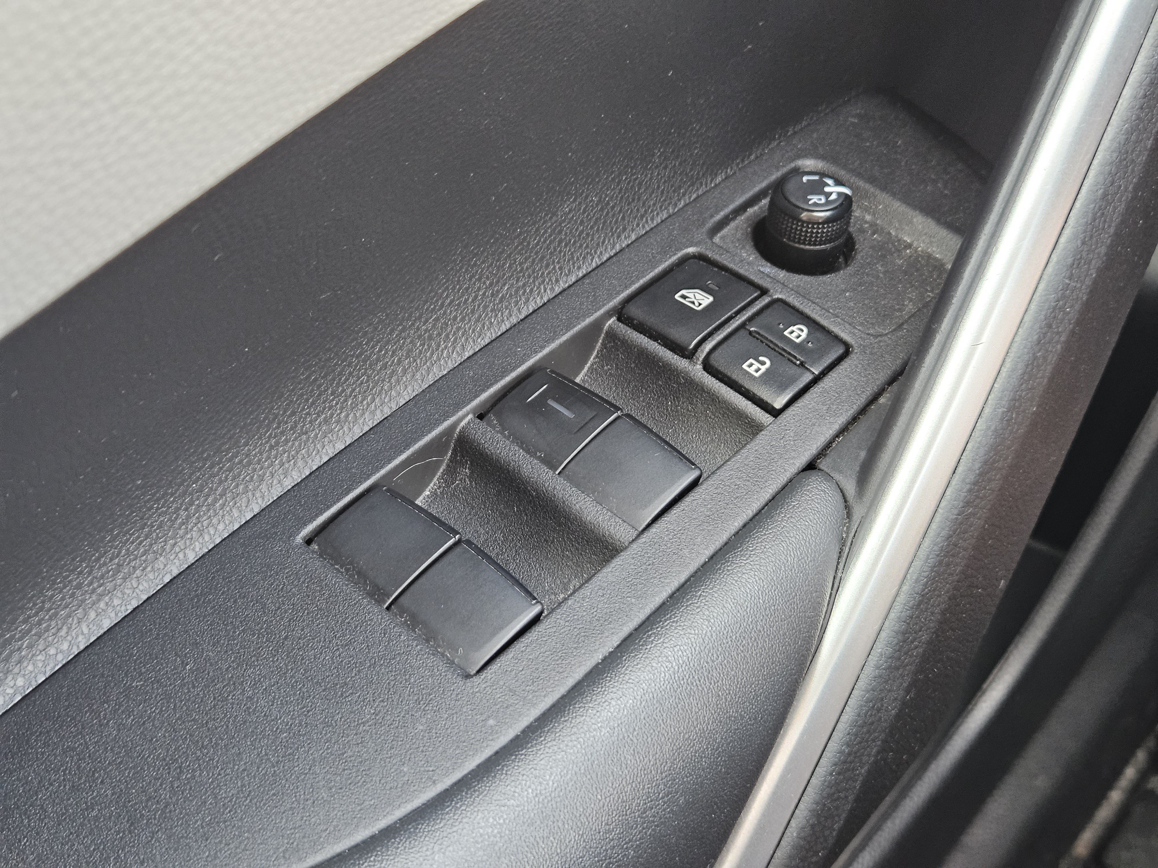 Used 2022 Toyota Corolla Cross L AWD/4WD image 24