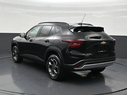 Used 2025 Chevrolet Trax LT FWD image 3