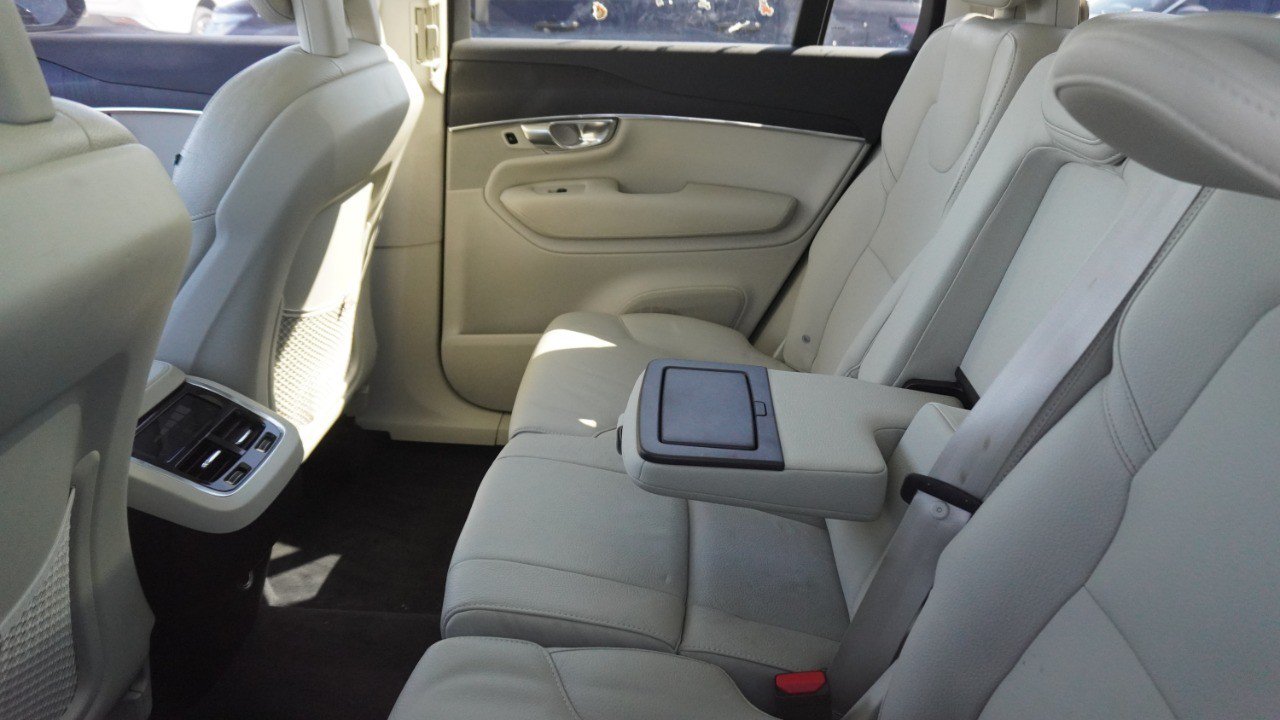 Used 2020 Volvo XC90 T5 Momentum w/ Protection Package Premier FWD image 12