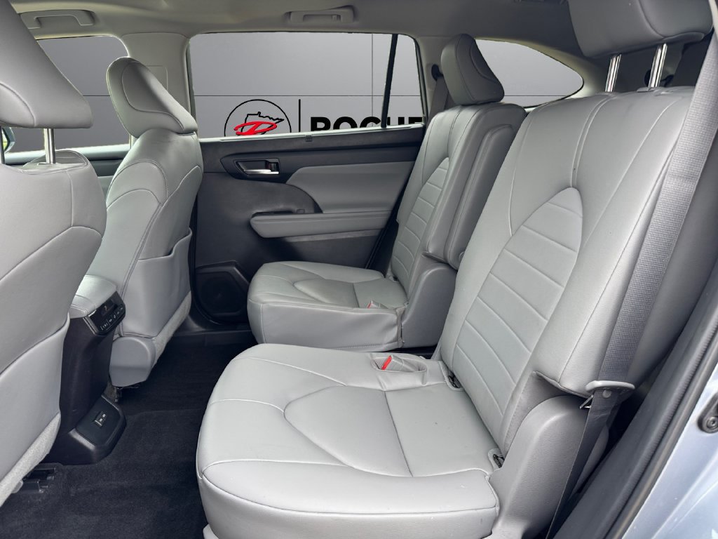 Used 2023 Toyota Highlander XLE AWD/4WD image 18