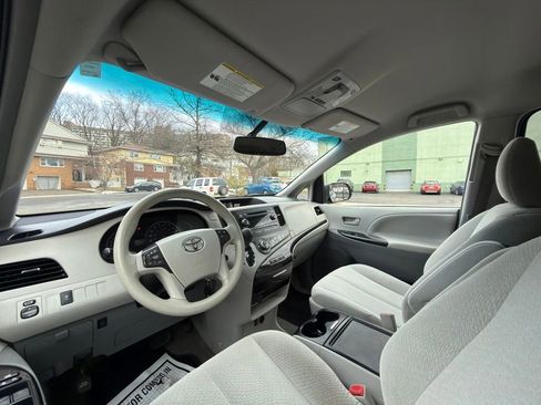 Used 2014 Toyota Sienna LE image 29