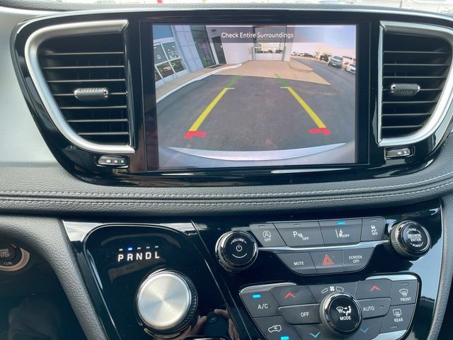 Used 2026 Chrysler Pacifica Limited FWD image 23