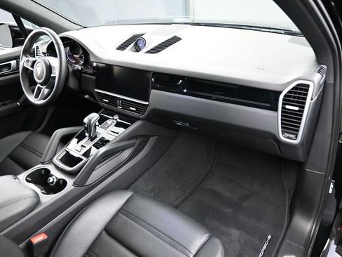 Certified 2023 Porsche Cayenne Platinum Edition image 32