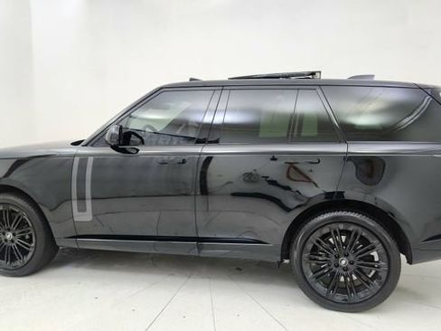 Used 2025 Land Rover Range Rover SE image 4