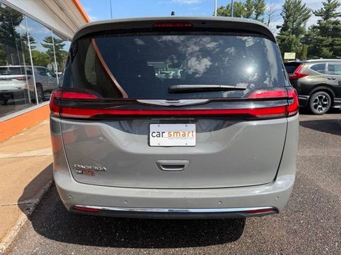 Used 2023 Chrysler Pacifica Touring-L FWD image 6
