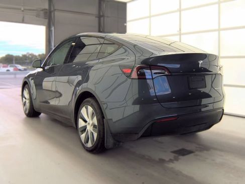 Used 2023 Tesla Model Y Long Range AWD/4WD image 2