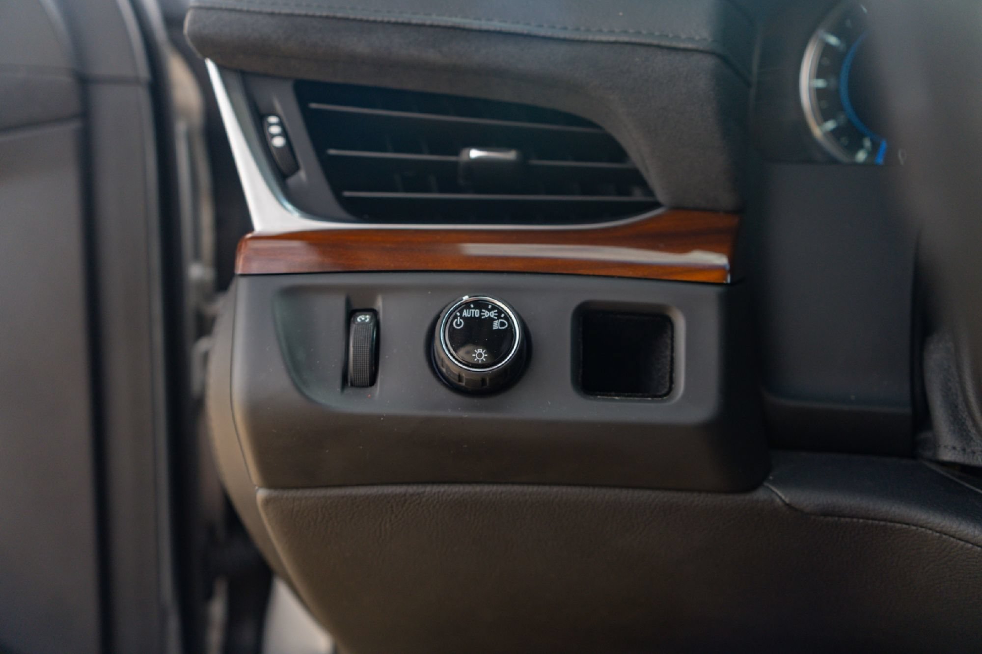 Used 2020 Cadillac Escalade Luxury RWD image 18