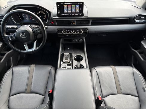 Used 2025 Honda Pilot Touring image 3