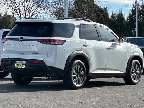Used 2024 Nissan Pathfinder SV image 4