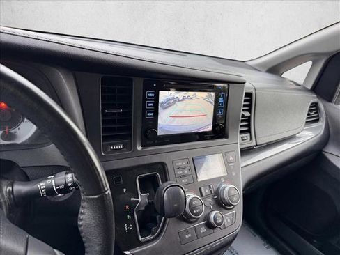Used 2017 Toyota Sienna SE Premium image 15