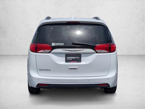 Used 2018 Chrysler Pacifica Touring-L FWD image 7