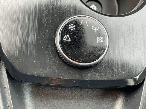 Certified 2025 Nissan Rogue SV image 24