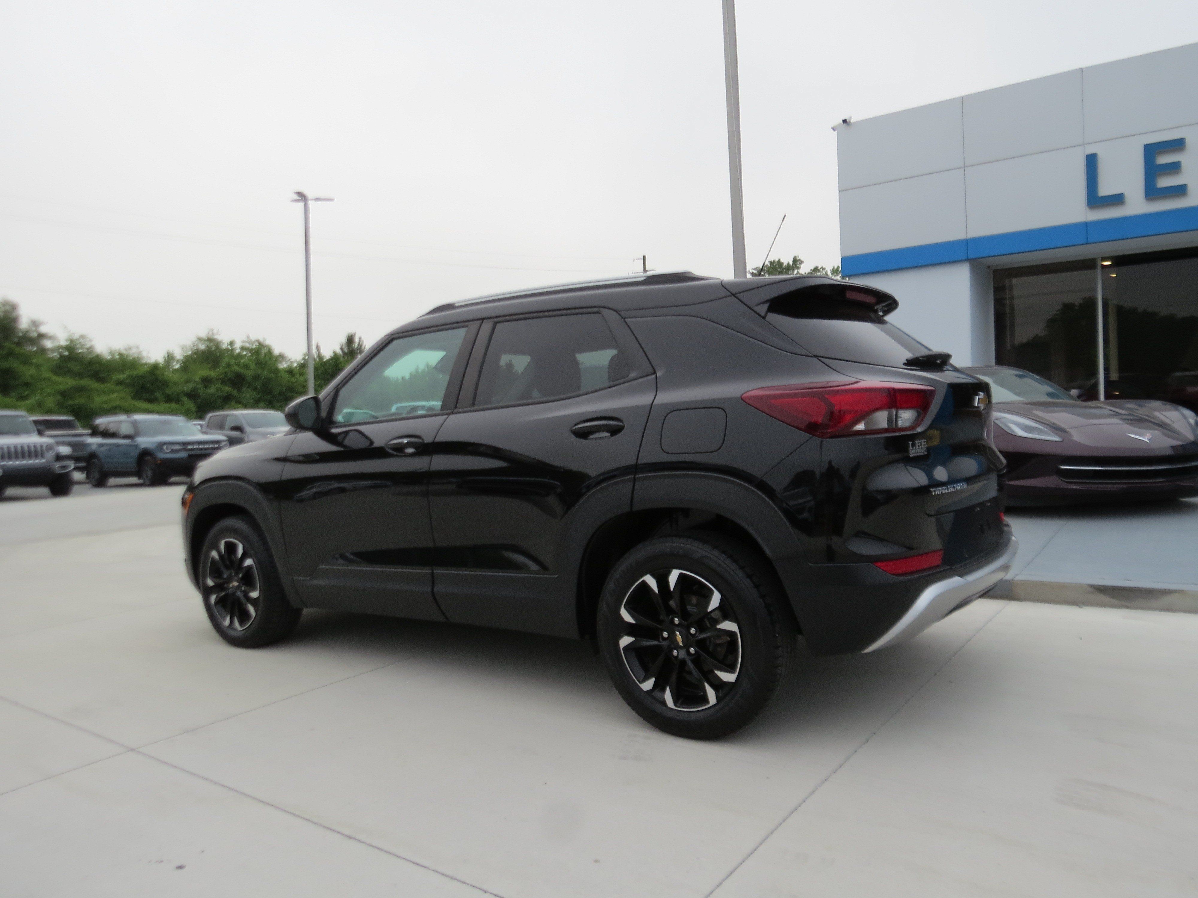 Used 2022 Chevrolet TrailBlazer LT w/ Convenience Package FWD image 3