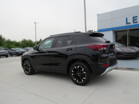 Used 2022 Chevrolet TrailBlazer LT w/ Convenience Package FWD image 3