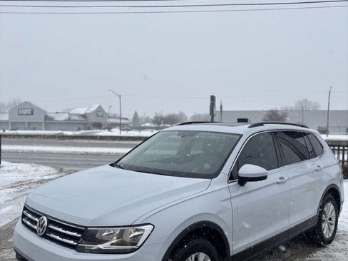 Used 2018 Volkswagen Tiguan SE w/ Panoramic Sunroof Package image 2