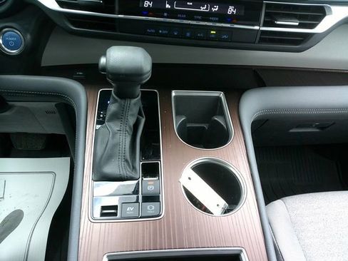 Used 2024 Toyota Sienna LE AWD/4WD image 19