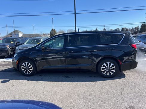 Used 2022 Chrysler Pacifica Touring-L w/ Uconnect Theater Family Group image 2