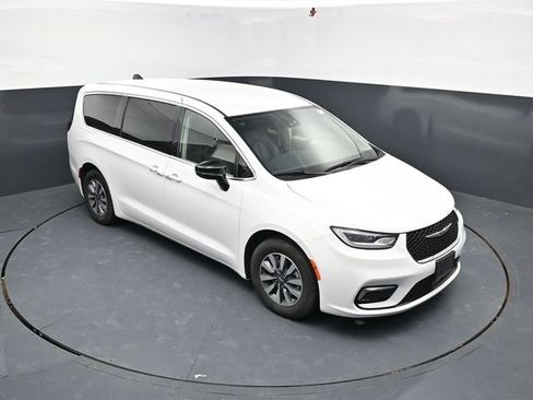 Used 2024 Chrysler Pacifica Limited FWD image 29