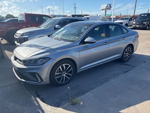 Used 2025 Volkswagen Jetta SE FWD image 1