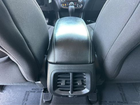 Used 2020 Jeep Cherokee Latitude FWD image 17