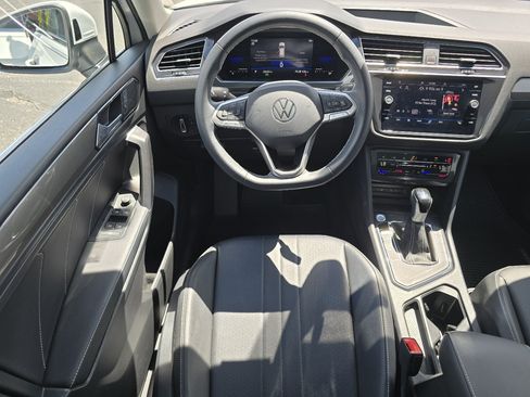 Used 2022 Volkswagen Tiguan SE w/ Panoramic Sunroof Package FWD image 30