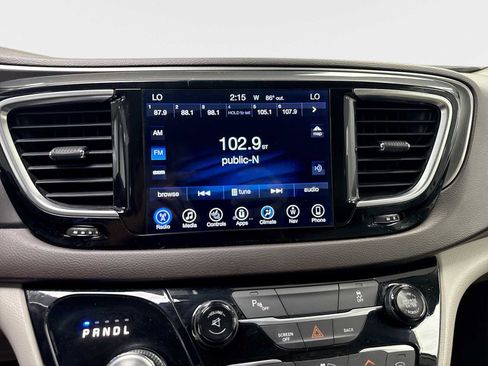 Used 2017 Chrysler Pacifica Touring-L Plus w/ Tire & Wheel Group FWD image 12